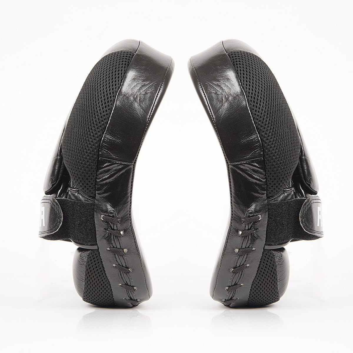 Flow Focus Mitts zwart/wit – gebogen vorm en polskussen