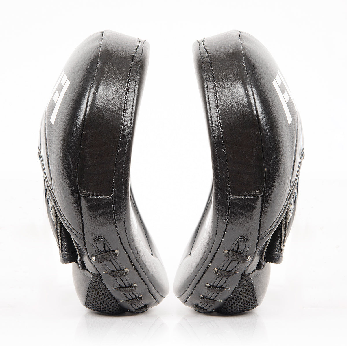 Flow Boxing Mitts zwart/wit – dun profiel en gebogen vorm