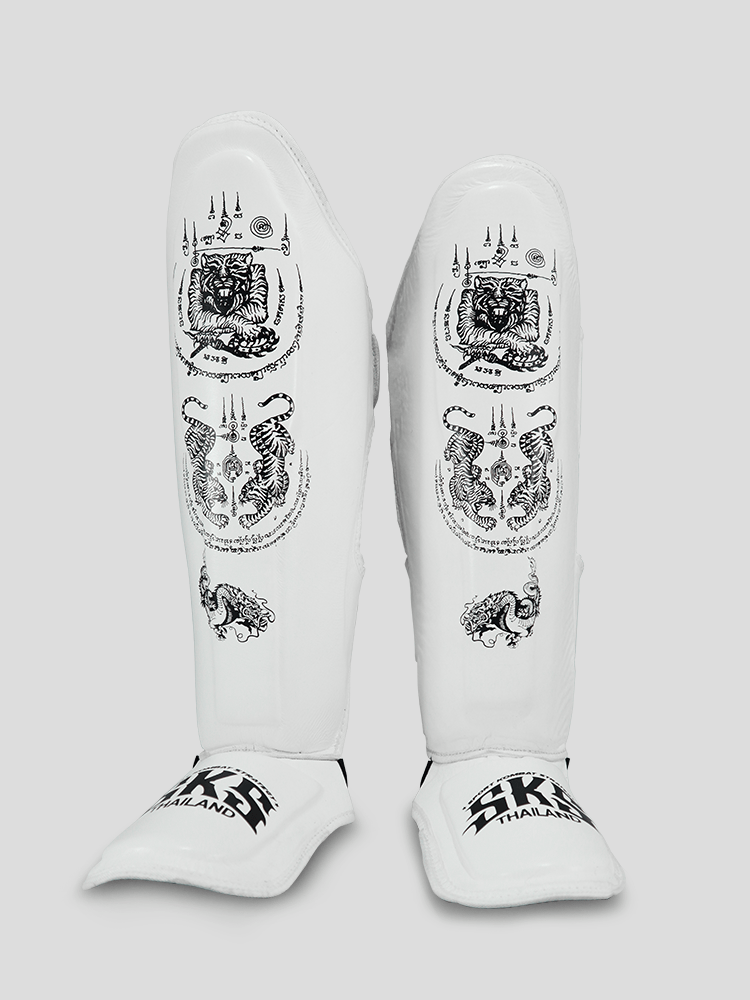 SKS Empire Schienbeinschoner - Sak Yant - Echtes Leder - Weiß / Schwarz