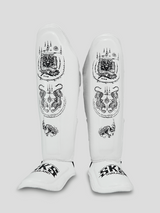 SKS Empire Schienbeinschoner - Sak Yant - Echtes Leder - Weiß / Schwarz
