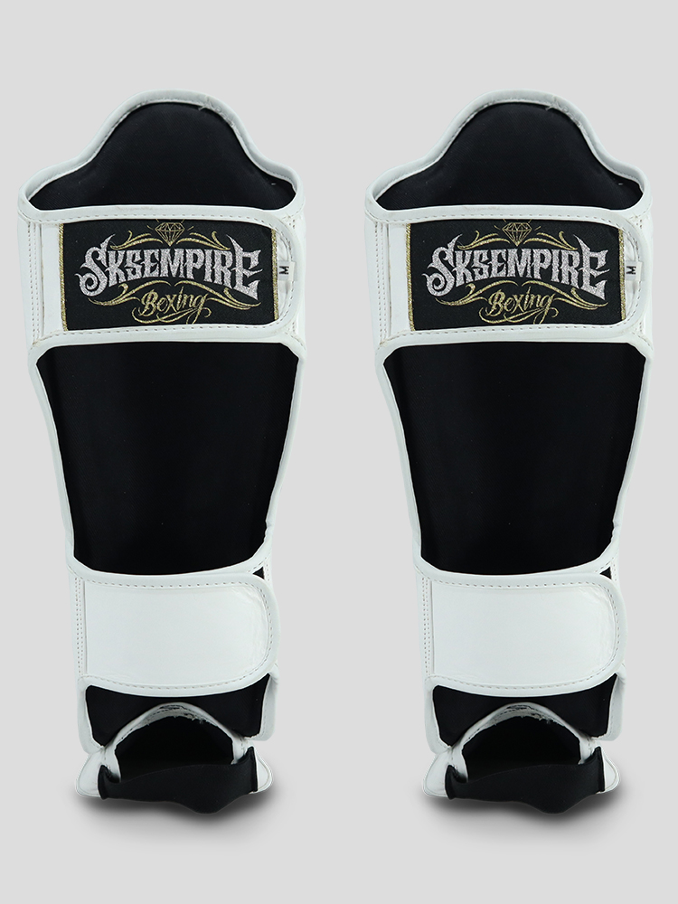 SKS Empire Schienbeinschoner - Sak Yant - Echtes Leder - Weiß / Schwarz